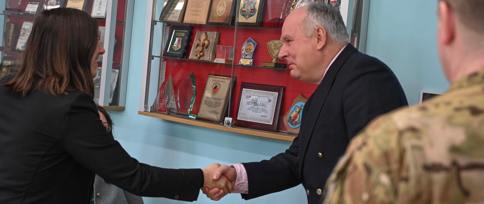 22 stycznia 2026 r. w Centrum Weterana Działań poza Granicami Państwa w Warszawie wiceminister Pan Paweł Zalewski spotkał się z amerykańską senator Ladda Tammy Duckworth