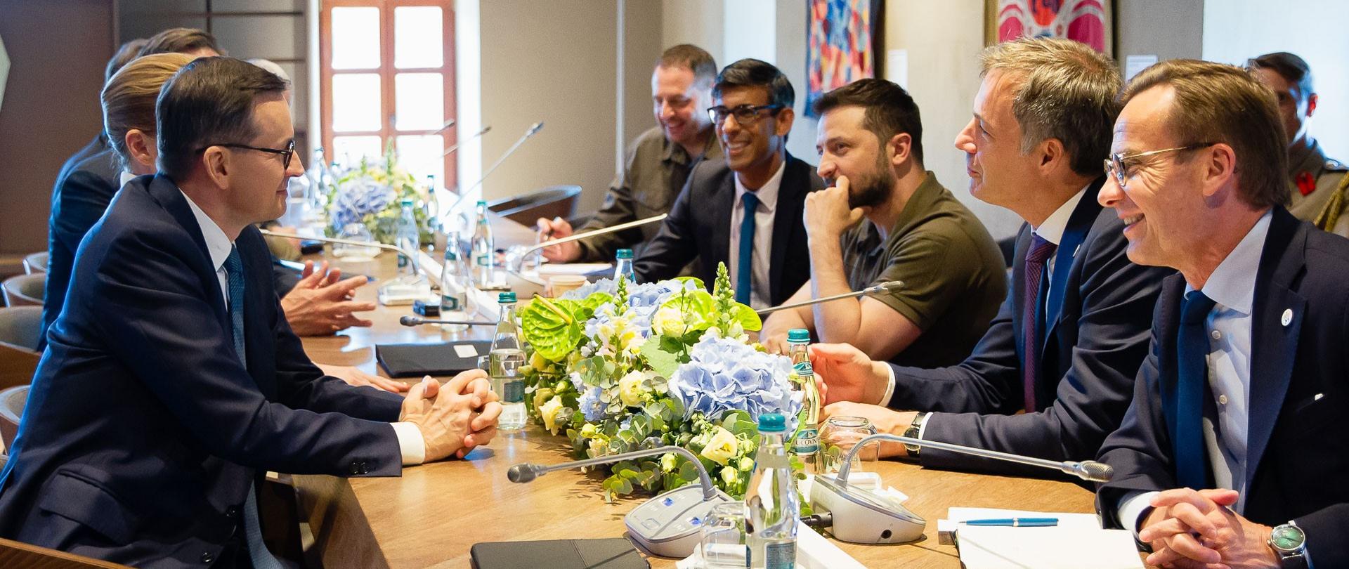 Premier Mateusz Morawiecki podczas wizyty w Mołdawii w ramach II Szczytu Europejskiej Wspólnoty w Kiszyniowie.