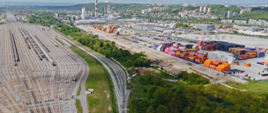 Na zdjęcie terminal kontenerowy i kolejowy