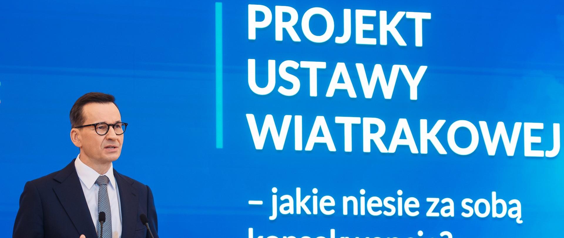 Premier Mateusz Morawiecki podczas konferencji dot. ustawy wiatrakowej. 