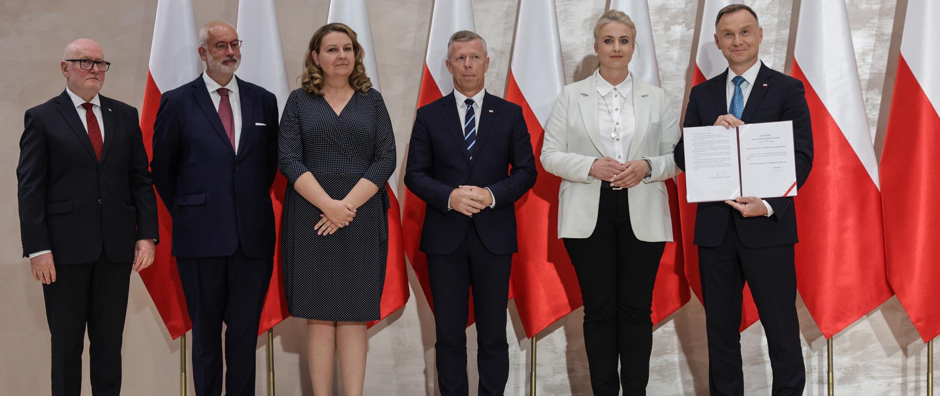Minister zdrowia Katarzyna Sójka, Prezydent Andrzej Duda i goście po podpisaniu ustawy centra 75+_Centrum_Medycznym_Kształcenia Podyplomowego_20230904_PK1_0312
