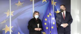 komisarz Elisa Ferreira i minister Grzegorz Puda pozują do pamiątkowego zdjęcia