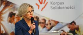 Wiceminister Edukacji Narodowej – Marzena Machałek – przemawia na Forum Wolontariatu Szkolnego.