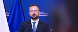 - Jesteśmy na lotnisku Okęcie, w naszej bazie, która uczestniczyła w ewakuacji naszych rodaków z Izraela. Piloci tej bazy, personel naziemny, pan generał Bigos - dowódca, byli bardzo mocno zaangażowani. Chciałbym im wszystkim bardzo serdecznie podziękować. To była sprawnie przeprowadzana akcja, chyba najsprawniej w Europie ponieważ są państwa, które dzisiaj rozpoczynają ewakuację w momencie, kiedy Polska już ją zakończył. Chciałbym też powiedzieć, że wojsko jest zawsze gotowe i jest zawsze do dyspozycji - mówił wicepremier podczas spotkania z żołnierzami w 1. Bazie Lotnictwa Transportowego w Warszawie.