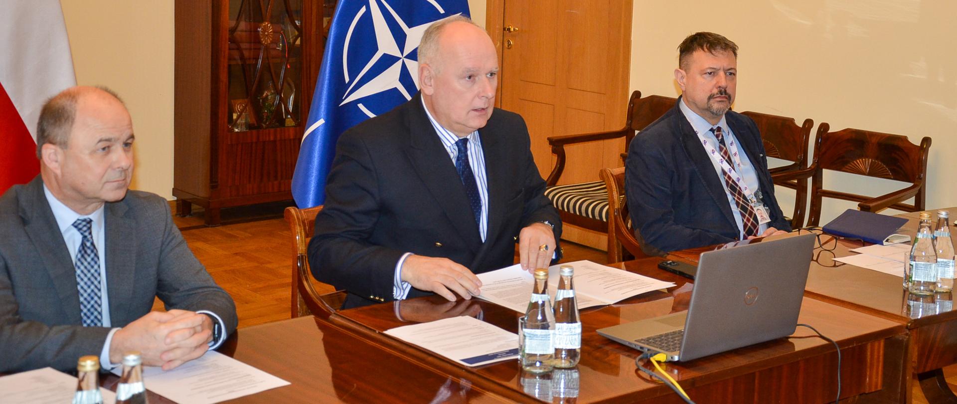 16 grudnia odbyło się 32. posiedzenie Grupy Kontaktowej ds. Obrony Ukrainy (Ukraine Defense Contact Group - UDCG), w którym uczestniczył sekretarz stanu w MON Paweł Zalewski. Obradom przewodniczyli ministrowie obrony Wielkiej Brytanii i Niemiec. 
