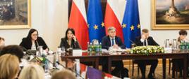 Wiceminister Małgorzata Jarosińska-Jedynak przemawia podczas posiedzenia Rady ds. Społecznych. Obok siedzą 4 osoby.