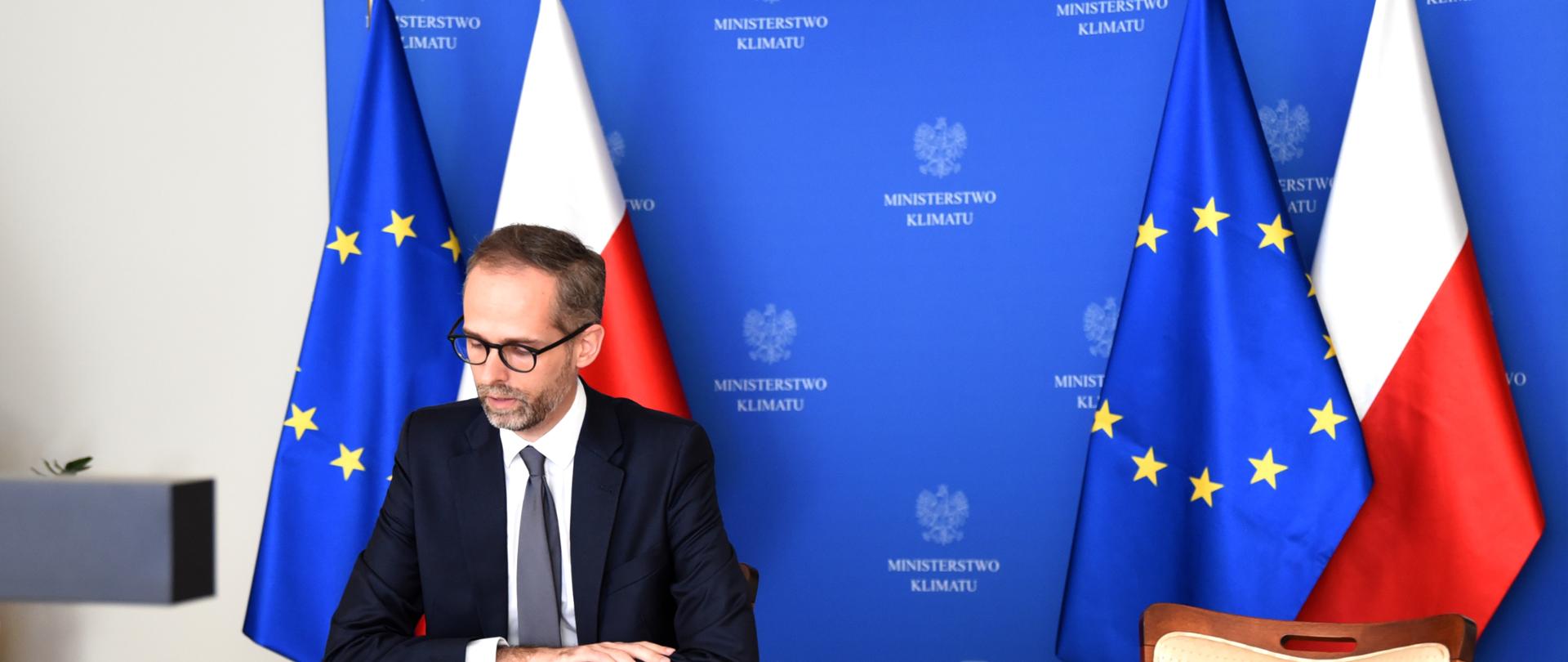 Wiceminister podczas wiedokonferencji