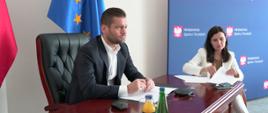 Drugie spotkanie ministrów ds sportu w sprawie wojny na Ukrainie i dalszych
sankcji dla Rosji i Białorusi - wideokonferencja. Minister Kamil Bortniczuk siedzi przy stole z panią dyrektor Departamentu Współpracy Międzynarodowej Joanną Żukowską-Easton.