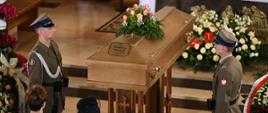 Widok z góry na trumnę, obok stoi żołnierz kompanii reprezentacyjnej.