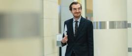Wiceminister Jan Szyszko idzie korytarzem MFiPR