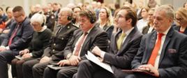 Na zdjęciu wiceminister funduszy i polityki regionalnej Jan Szyszko i ambasador Norwegii w Polsce Øystein Bø z innymi uczestnikami spotkania