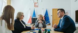 Wiceministra Monika Sikora siedzi przy stole, po jej prawej stronie siedzi dyrektor Katarina Ivanković Knežević z Dyrekcji Generalnej ds. Zatrudnienia, Spraw Społecznych i Włączenia Społecznego KE, zaś po lewej stronie dyrektor Departamentu Europejskiego Funduszu Społecznego w MFiPR Piotr Krasuski 