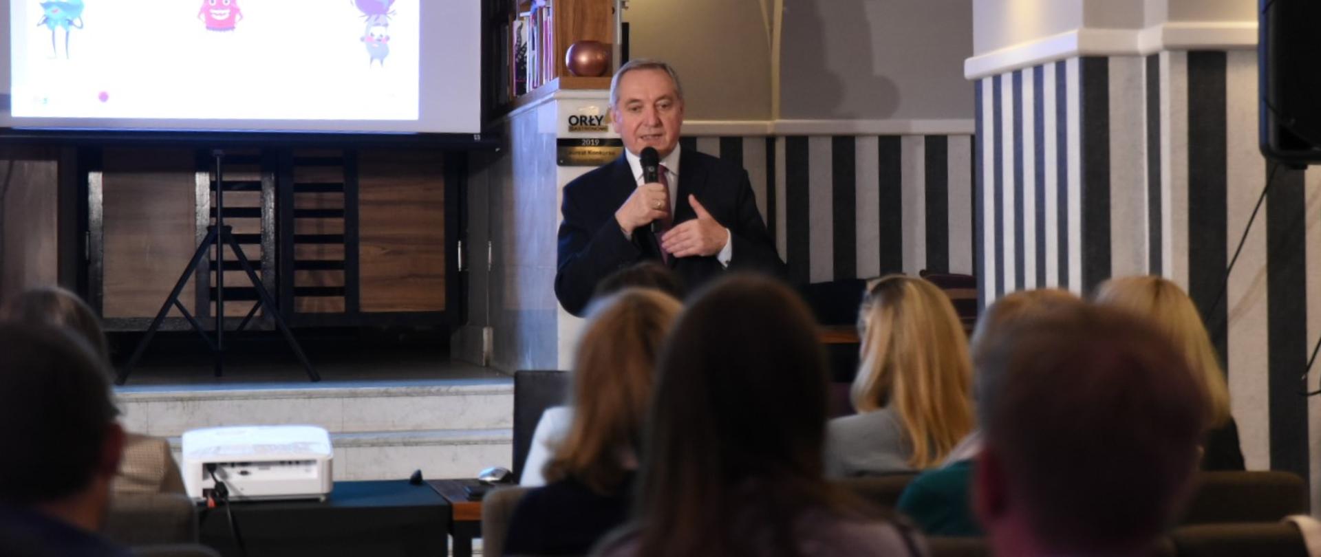 Konferencja prasowa ministra środowiska Henryka Kowalczyka dot. kampanii "Piątka za segregację"
