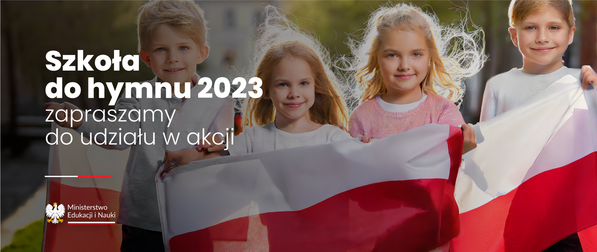 Grupa uśmiechniętych dzieci trzymających w dłoniach flagę biało-czerwoną. 