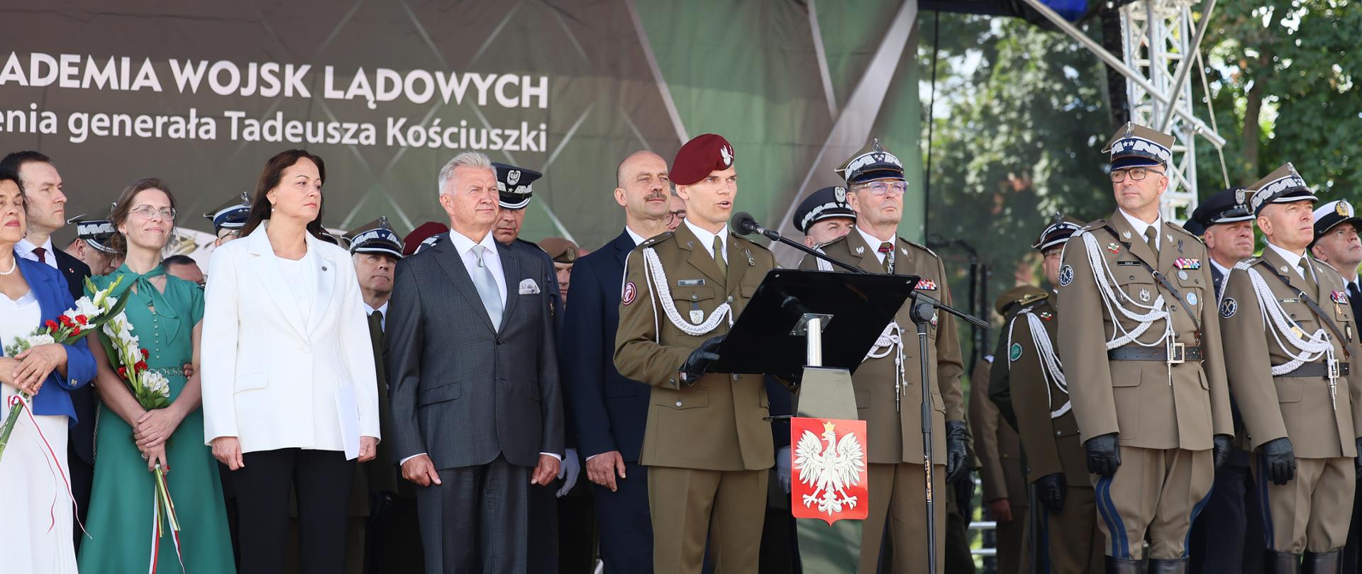11 lipca br. Podsekretarz Stanu w Ministerstwie Obrony Narodowej Stanisław Wziątek uczestniczył we Wrocławiu w uroczystej promocji na pierwszy stopień oficerski absolwentów Akademii Wojsk Lądowych im. gen. Tadeusza Kościuszki.