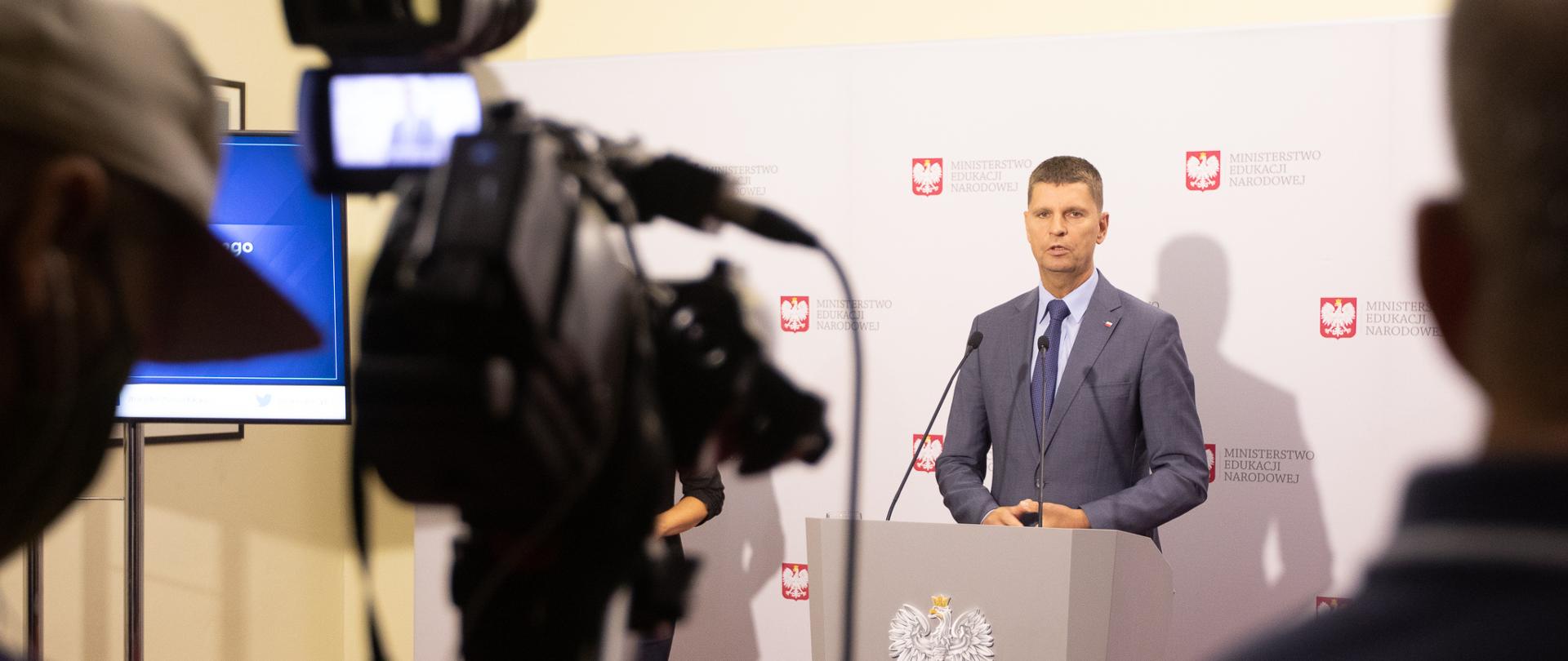 Przygotowania do nowego roku szkolnego – konferencja prasowa ministra edukacji 