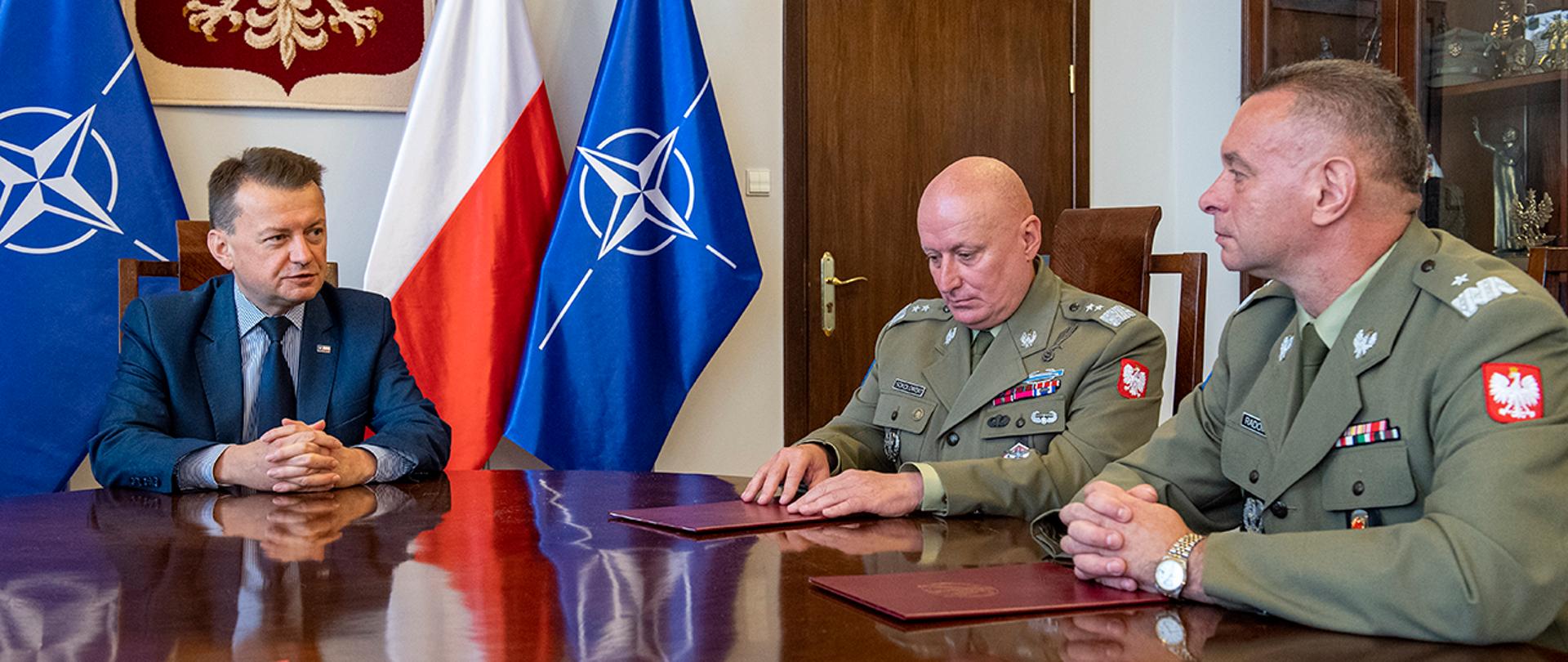 Minister M.Błaszczak rozmawia z nominowanymi generałami