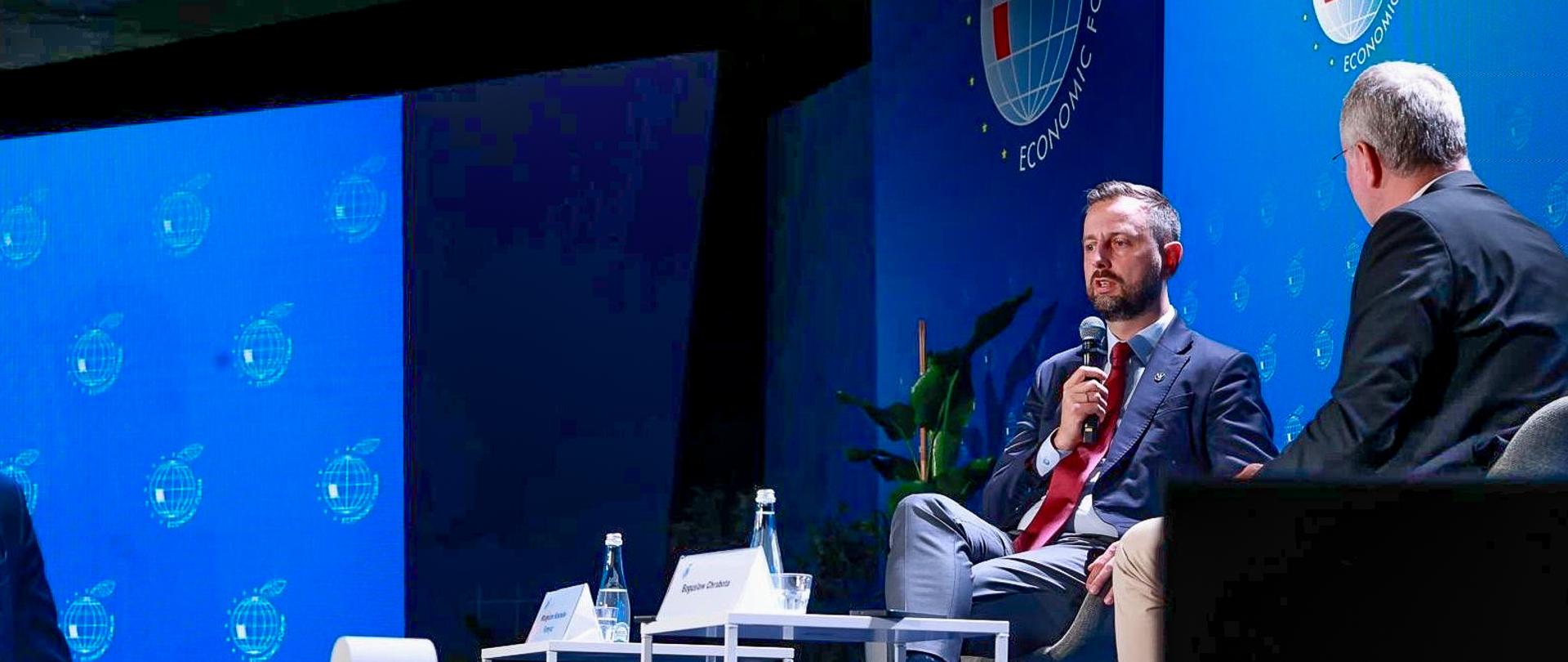 Forum Ekonomiczne w Karpaczu jest największą w Europie Środkowo-Wschodniej platformą spotkań, na której nie tylko dyskutuje się o bezpieczeństwie, perspektywach rozwoju gospodarczego, współczesnych wyzwaniach oraz przezwyciężaniu kryzysów, ale także przedstawia konkretne rozwiązania i innowacyjne idee. 