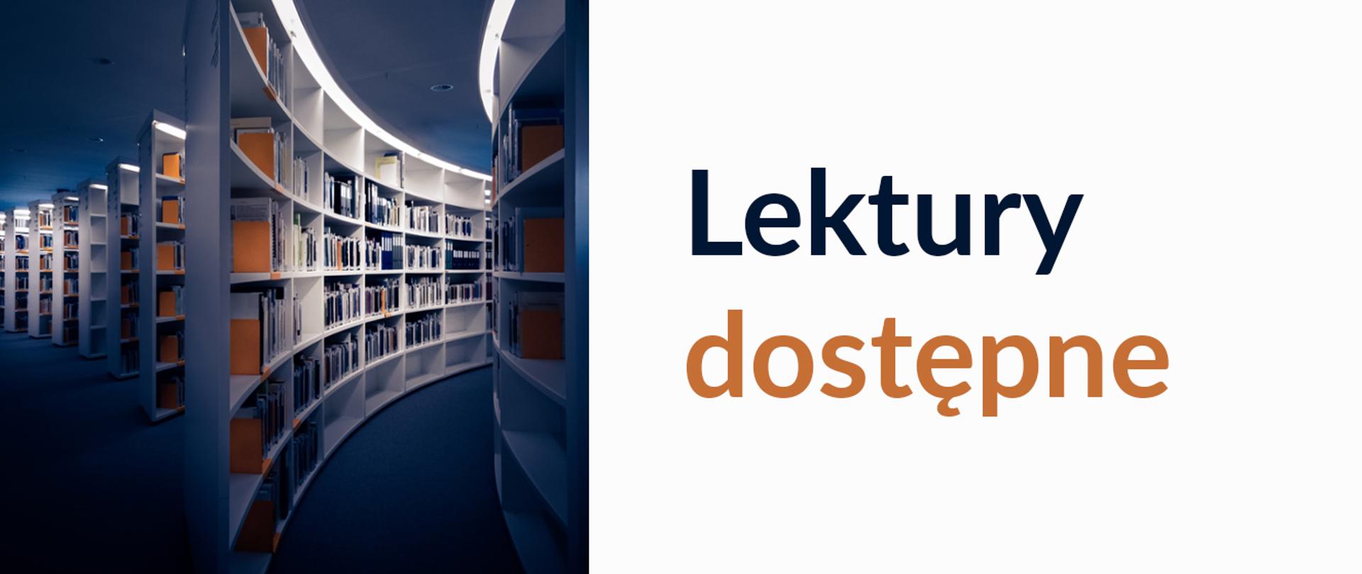 Półki z książkami w bibliotece. Obok napis: "Lektury dostępne"