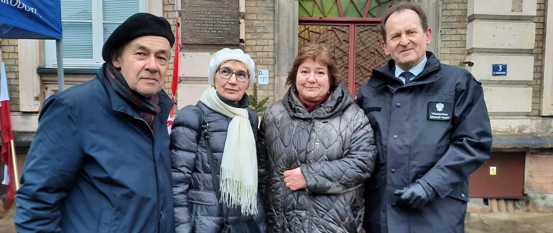 Wiceminister Włodzimierz Bernacki pozuje do zdjęcia z uczestnikami uroczystości.