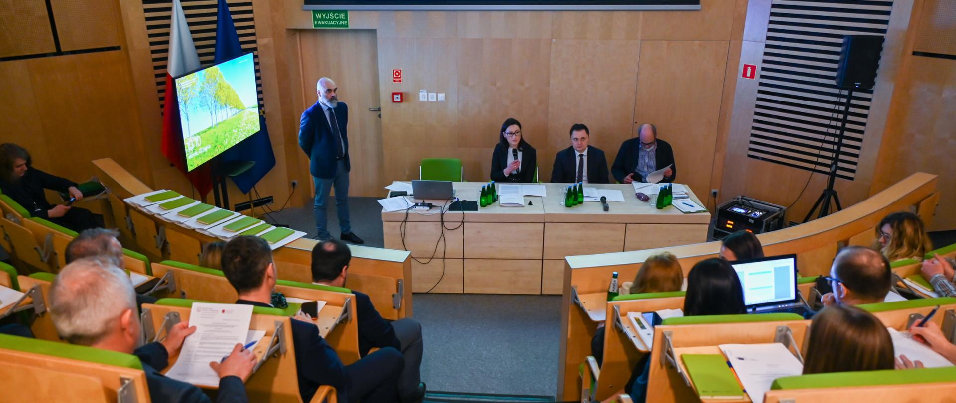 Wiceminister Małgorzata Golińska podczas konferencji dot. rozporządzenia w sprawie odbudowy zasobów przyrodniczych