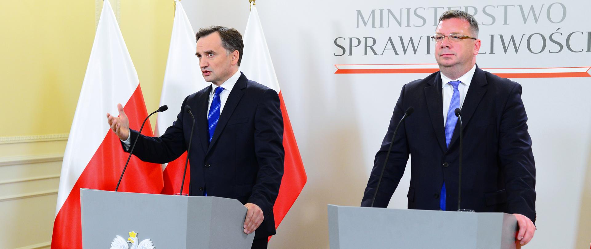 Konferencja prasowa w Ministerstwie Sprawiedliwości z udziałem Ministra Sprawiedliwości Prokuratora Generalnego Zbigniewa Ziobro oraz Ministra Członka Rady Ministrów Michała Wójcika. Konferencja odbyła się po specjalnym posiedzeniu rządu poświęconym energetyce węglowej na wniosek Ministra Sprawiedliwości.