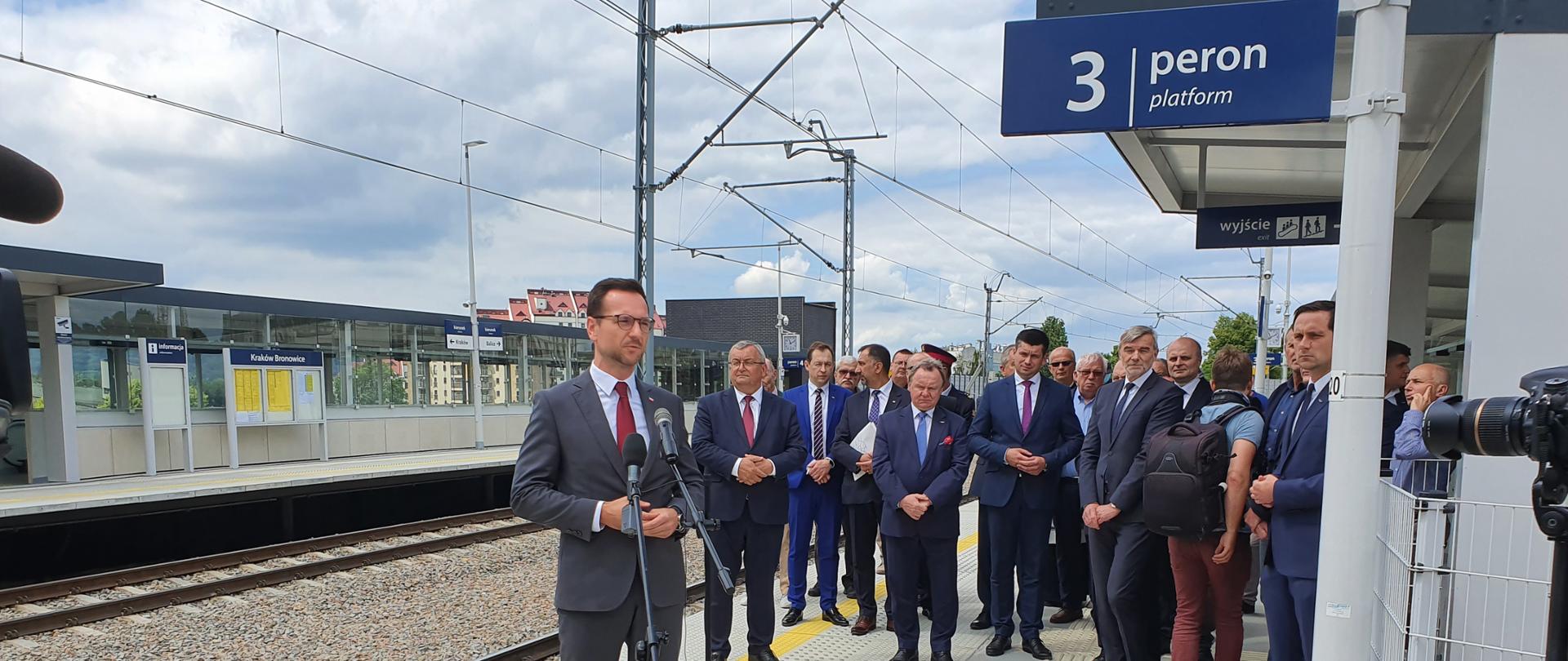 zdjęcie przedstawia konferencje prasową ministra na peronie