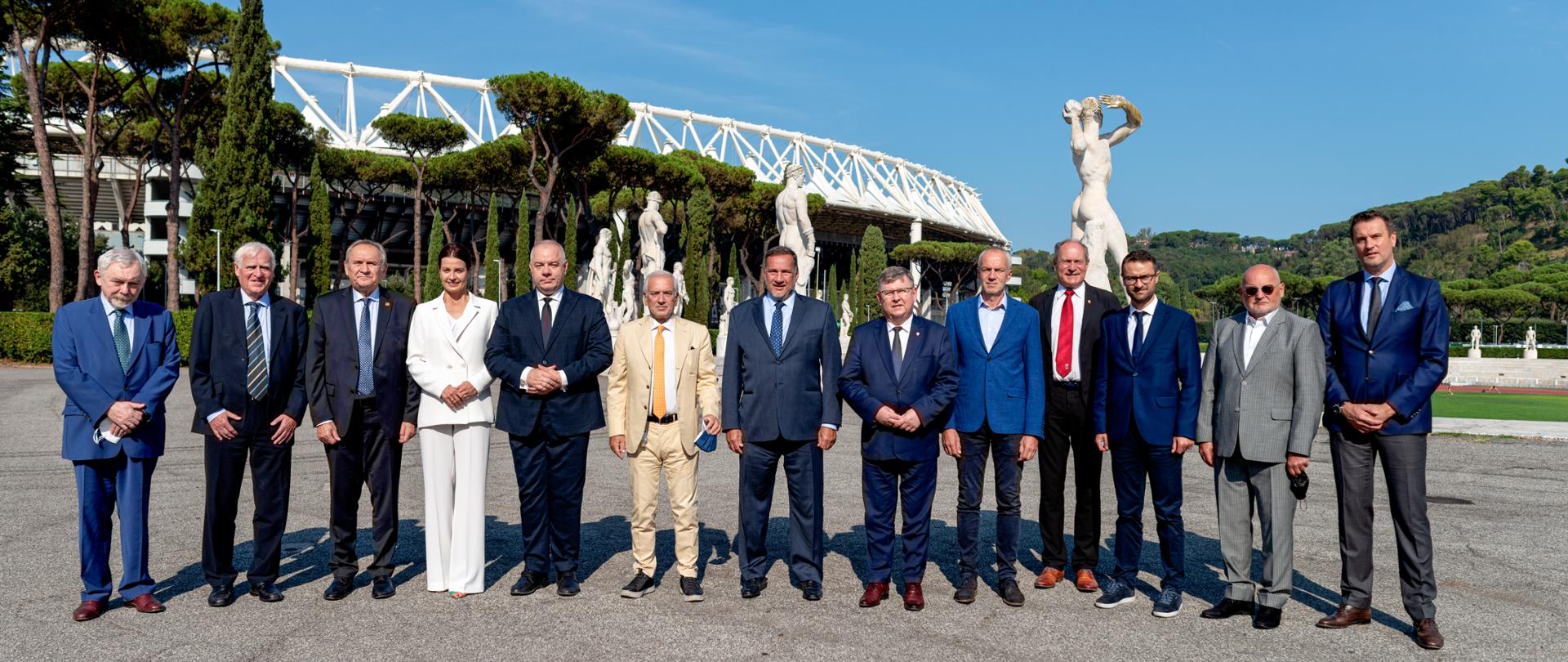 Zdjęcie grupowe - uczestnicy obrad. Na zdjęciu m.in. przedstawiciele polskiej delegacji z Wicepremierem Jackiem Sasinem na czele. 