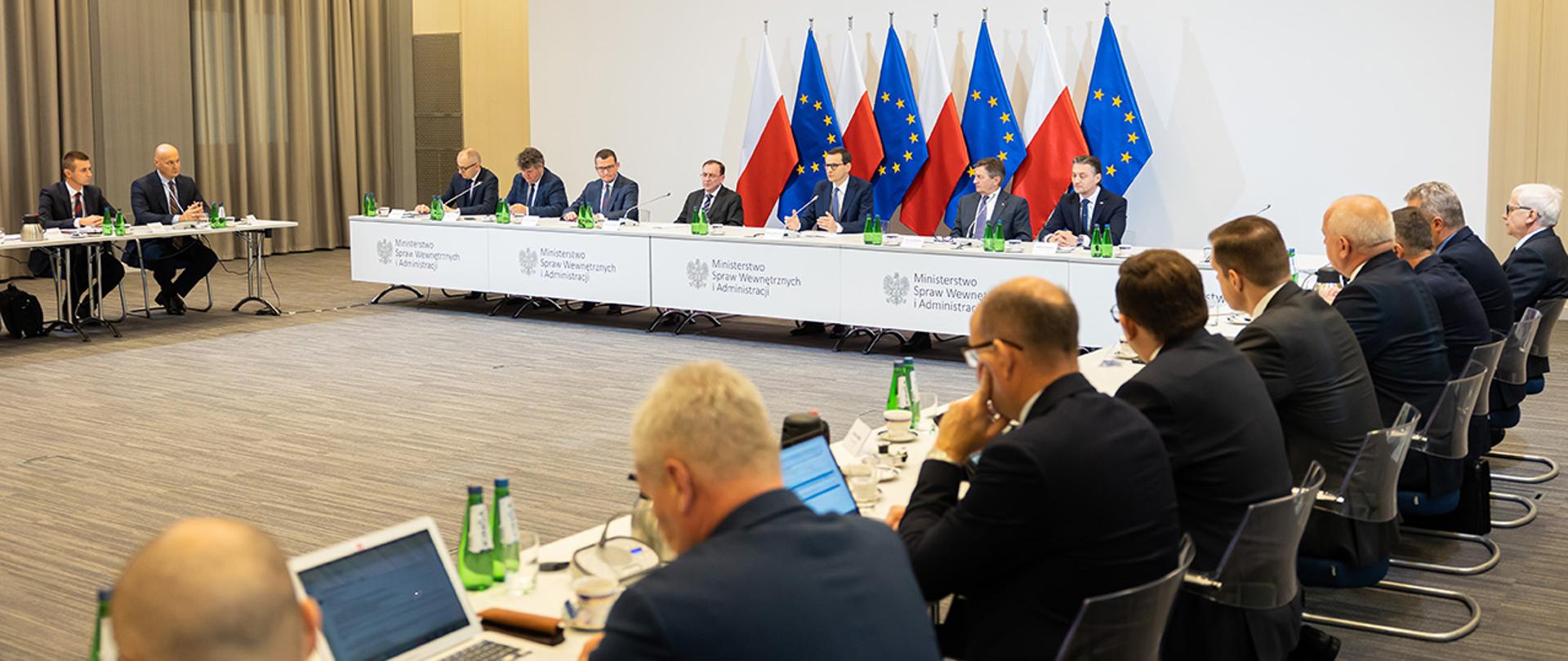 Premier Mateusz Morawiecki z kierownictwem MSWiA na odprawie z wojewodami
