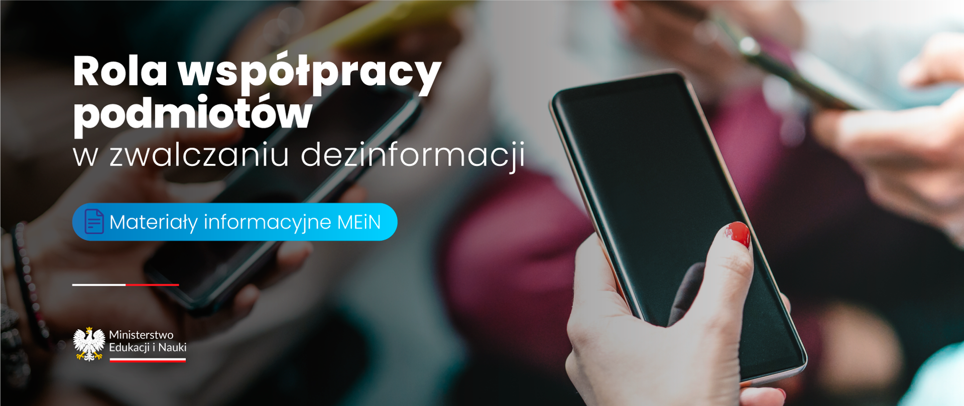 Dłoń trzymająca telefon. Charakterystyczny czerwony paznokcieć. Rola współpracy podmiotów w zwalczaniu dezinformacji – materiały informacyjne MEiN.