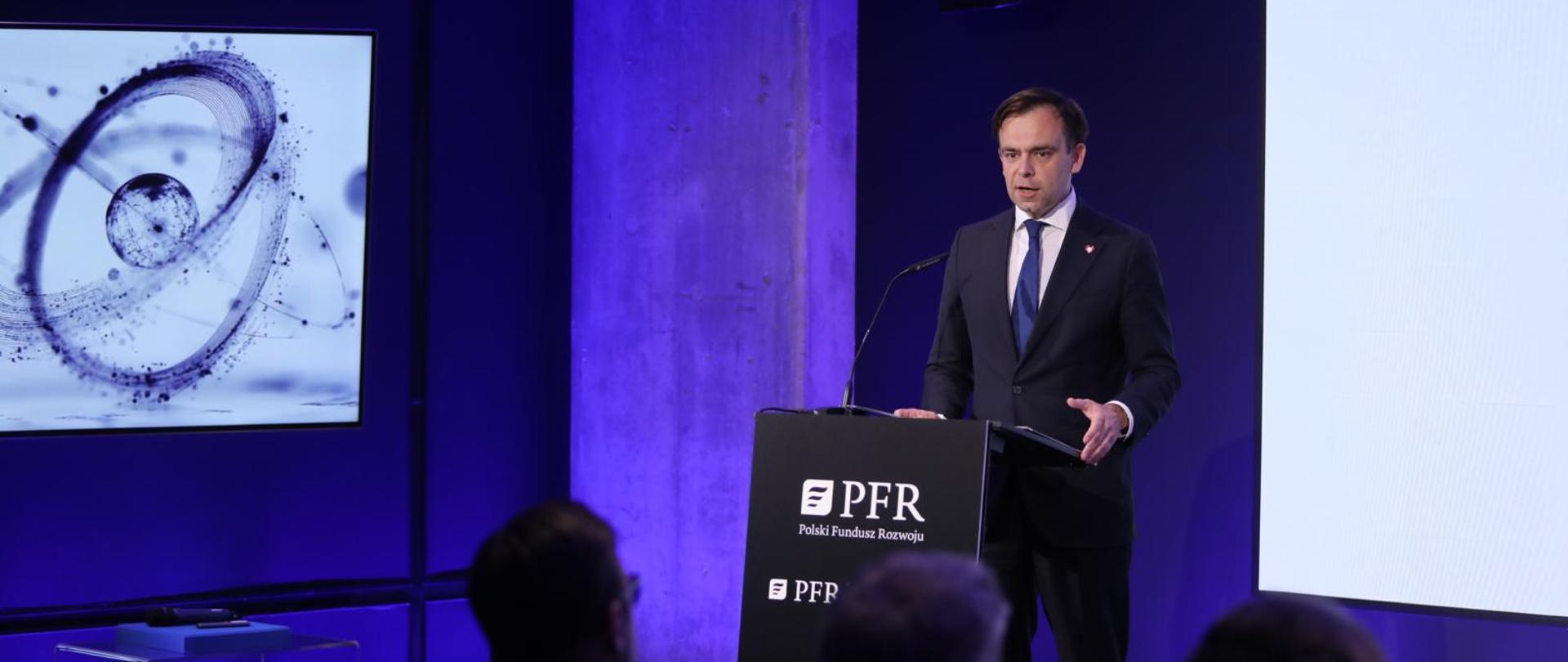 Minister finansów Andrzej Domański podczas wystąpienia.