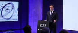 Minister finansów Andrzej Domański podczas wystąpienia.