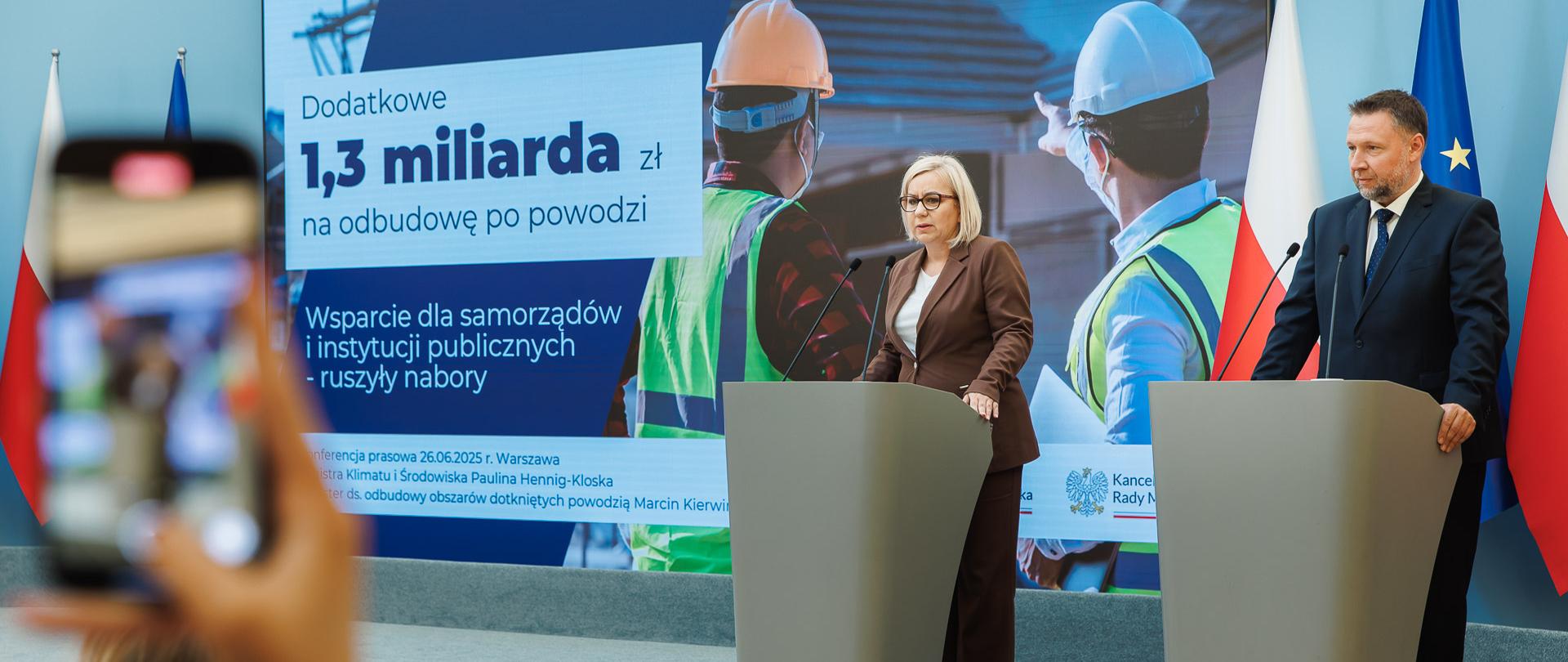 Ministra klimatu i środowiska Paulina Hennig-Kloska i minister Marcin Kierwiński w trakcie konferencji prasowej