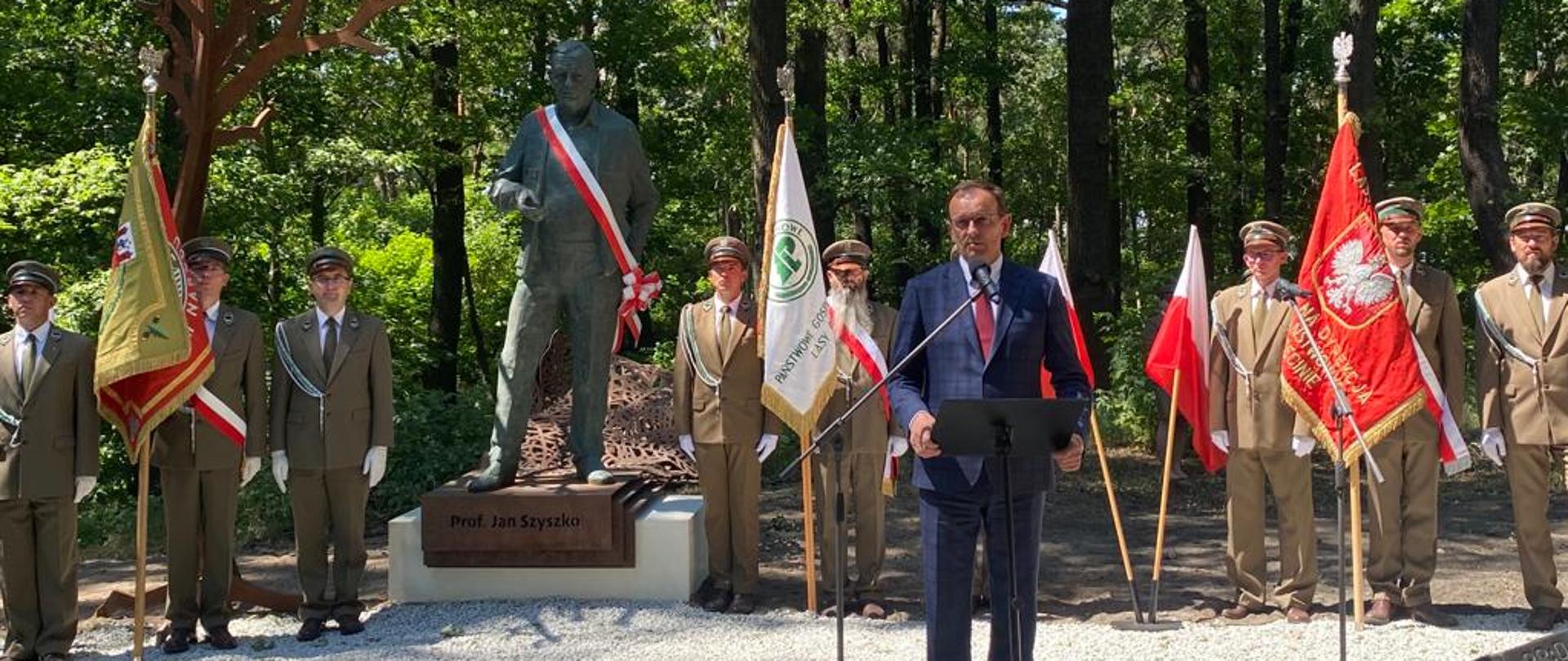 Wiceminister Edward Siarka podczas odsłonięcia pomnika prof. Jana Szyszko w Jarocinie