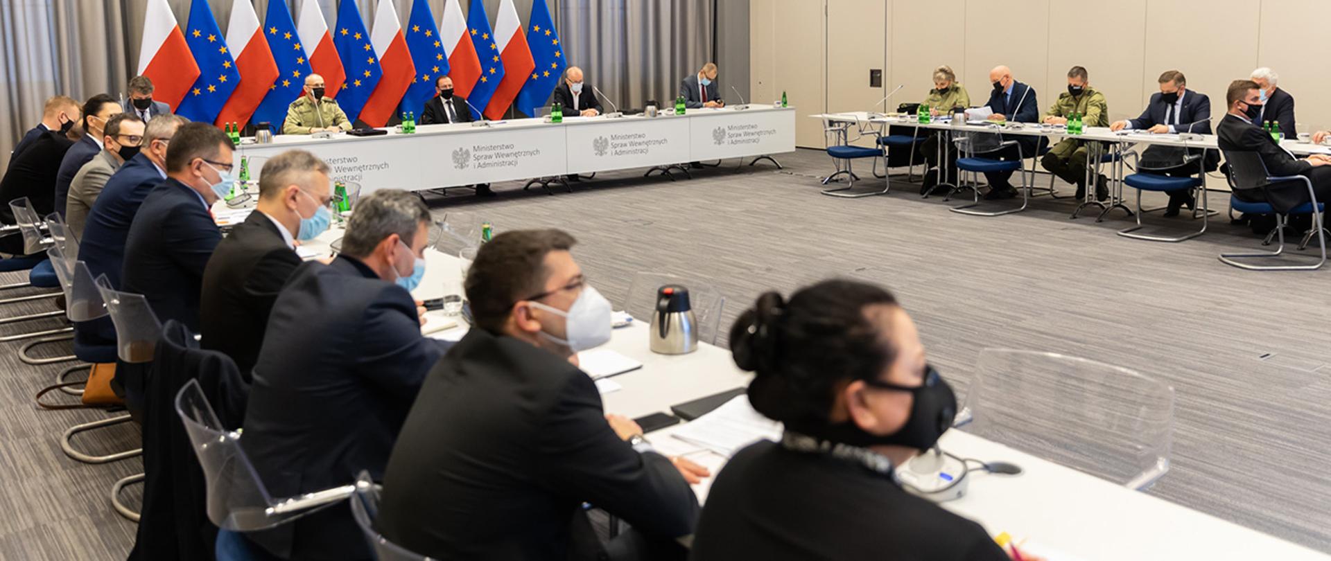 Na zdjęciu widać uczestników posiedzenia siedzących za stołami.