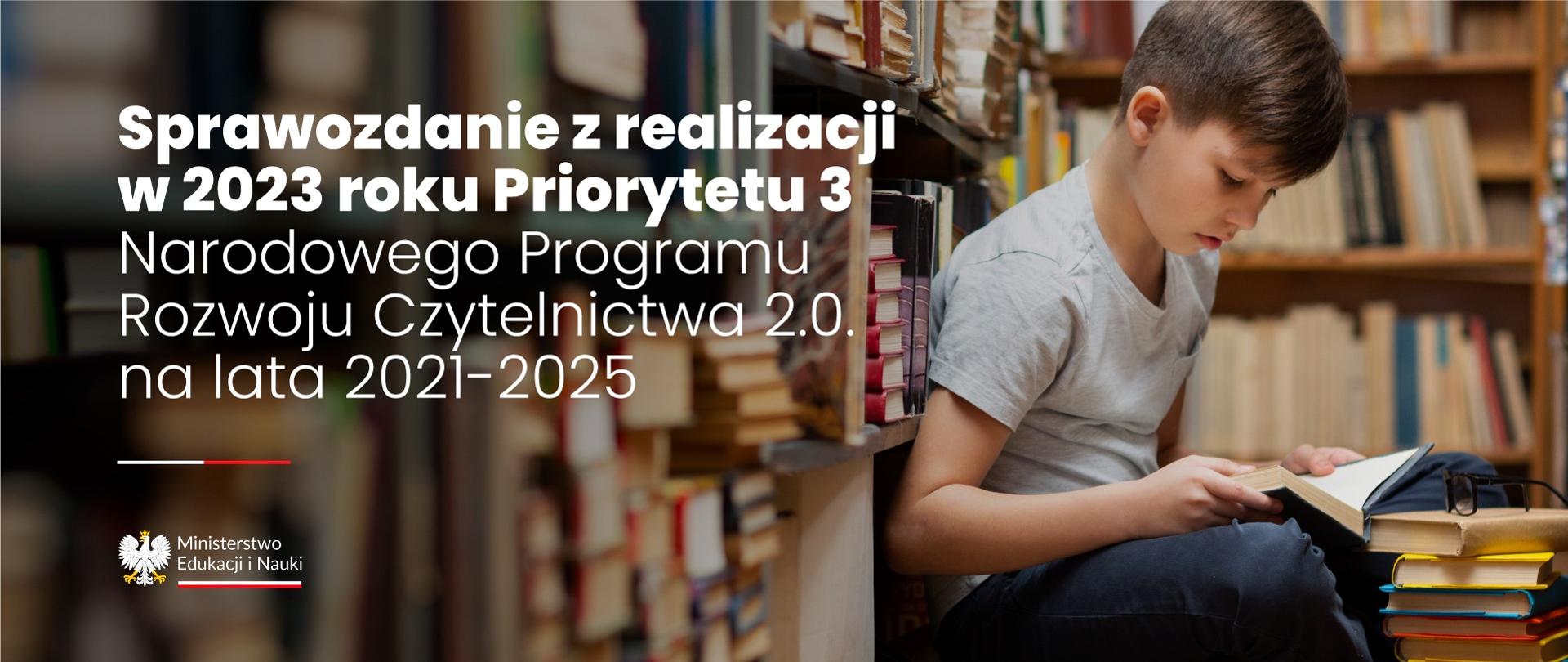 Siedzący chłopiec oparty o regał z książkami. Na kolanach trzyma otwartą książkę. Po lewej stronie napis Sprawozdanie z realizacji w 2023 roku Priorytetu 3 Narodowego Programu Rozwoju Czytelnictwa 2.0. na lata 2021-2025