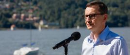 Premier Mateusz Morawiecki i minister Grzegorz Puda podczas konferencji nad Jeziorem Żywieckim.