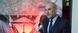 Wiceminister Dziadzio na otwarciu odnowionej wystawy paleontologicznej w Starachowicach