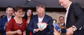 Premier Donald Tusk podczas spotkania wielkanocnego w Kościerzynie.