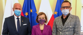 Sekretarz Stanu Anna Krupka razem z Prezesem Zarządu Polskiego Związku Tenisowego Mirosławem Skrzypczyńskim oraz Sekretarzem Generalnym Bartoszem Bułatem.
