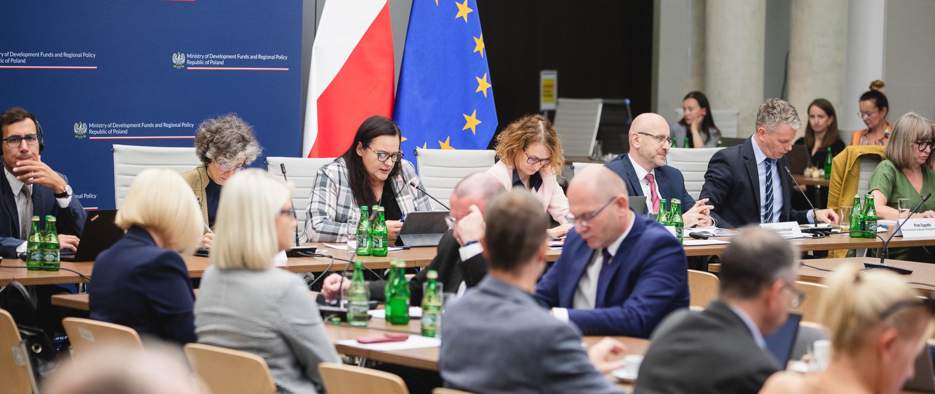 Wiceminister rozwoju i polityki regionalnej Małgorzata Jarosińska-Jedynak i inni członkowie Komitetu w trakcie posiedzenia Komitetu do spraw Umowy Partnerstwa