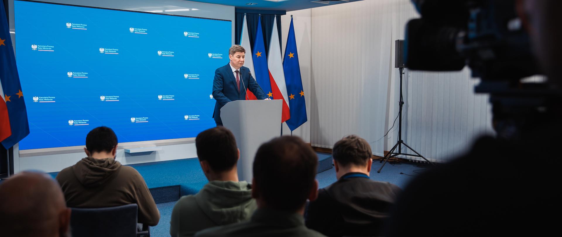 Minister, Szef KPRM Jan Grabiec podczas konferencji prasowej.