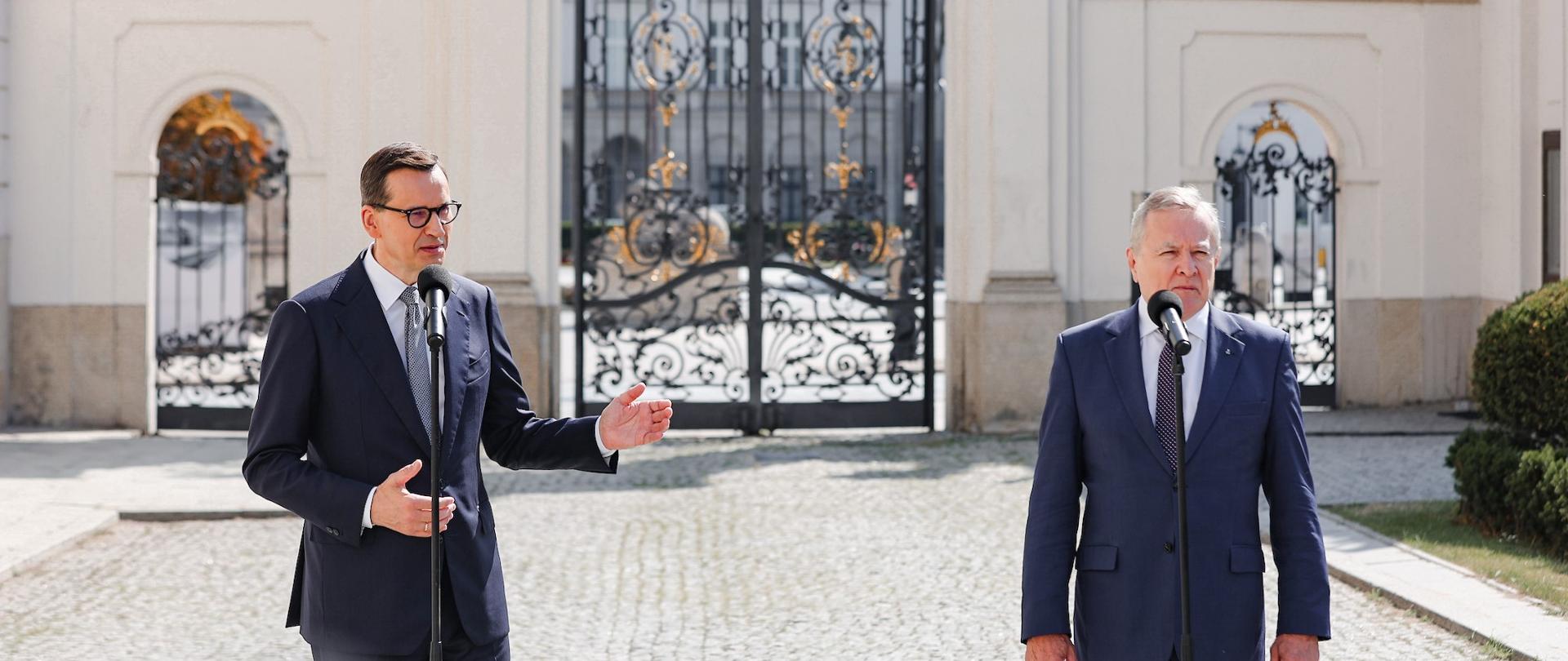 Mateusz Morawiecki i Piotr Gliński podczas konferencji prasowej.