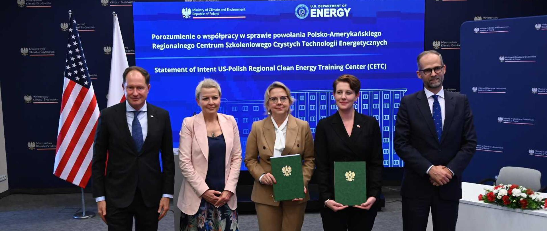 Minister klimatu i środowiska Anna Moskwa, pełnomocnik rządu ds. strategicznej infrastruktury energetycznej Anny Łukaszewskiej-Trzeciakowskiej, ambasador USA w Polsce Mark Brzeziński, wiceminister klimatu i środowiska Adam Guibourgé-Czetwertyński oraz zastępca sekretarza z Biura Energii Jądrowej w Departamencie Energii USA dr Kathryn Huff