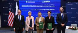 Minister klimatu i środowiska Anna Moskwa, pełnomocnik rządu ds. strategicznej infrastruktury energetycznej Anny Łukaszewskiej-Trzeciakowskiej, ambasador USA w Polsce Mark Brzeziński, wiceminister klimatu i środowiska Adam Guibourgé-Czetwertyński oraz zastępca sekretarza z Biura Energii Jądrowej w Departamencie Energii USA dr Kathryn Huff