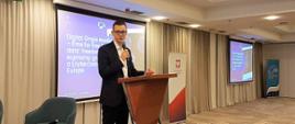 Wiceminister Karol Okoński przemawia z mównicy.