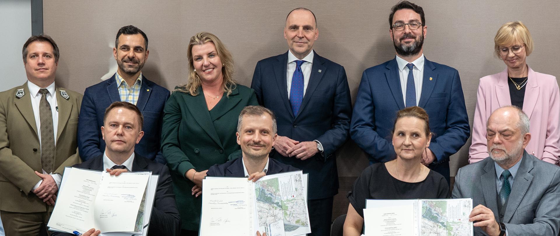 wiceminister klimatu i środowiska Mikołaj Dorożała podpisał list intencyjny z przedstawicielami Rybackiej Spółdzielni „Regalica”, Polskiego Związku Wędkarskiego Okręg w Szczecinie