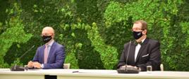 Minister klimatu i środowiska oraz dyrektor KSAP podczas uroczystości podpisania listu intencyjnego ws. współpracy w zakresie organizacji Akademii Transformacji Energetyczno-Klimatycznej