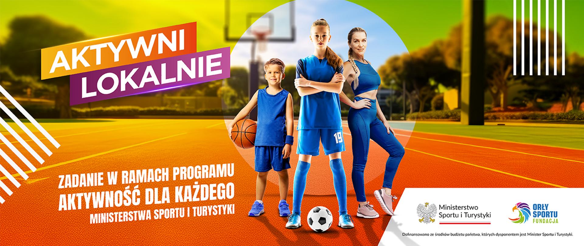 Grafika z dużym napisem: „Aktywni Lokalnie” i informacją, że jest to zadanie w ramach programu Aktywność dla Każdego. Poniżej zdjęcie trojga osób w niebieskich strojach sportowych, stojących na boisku z piłkami do koszykówki i piłki nożnej.
