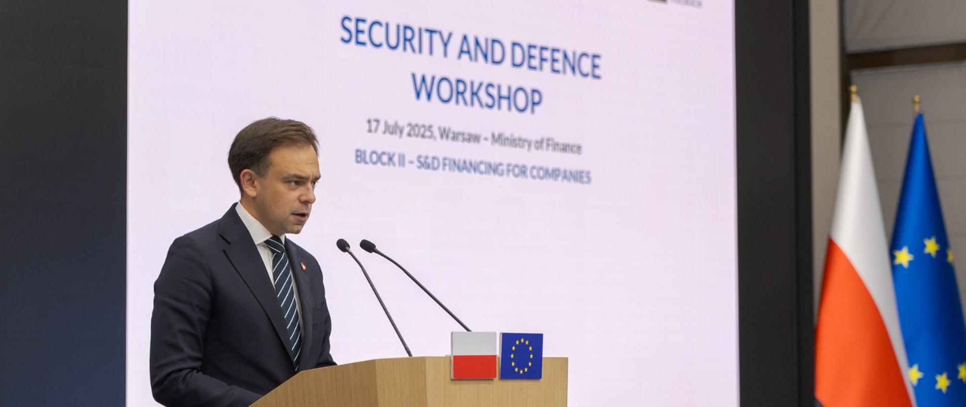 Minister Finansów Andrzej Domański przemawia na mównicy